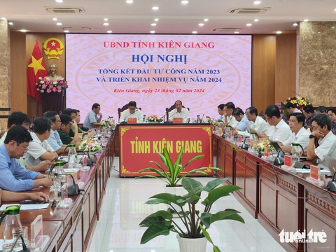 Nhiều lãnh đạo ở Kiên Giang 'nóng ruột' vì chưa có nghị định hướng dẫn Luật Đấu thầu- Ảnh 1. Hội nghị trực tiếp và trực tuyến với 15 huyện, thành phố về giải ngân đầu tư công của Kiên Giang - Ảnh: BỬU ĐẤU