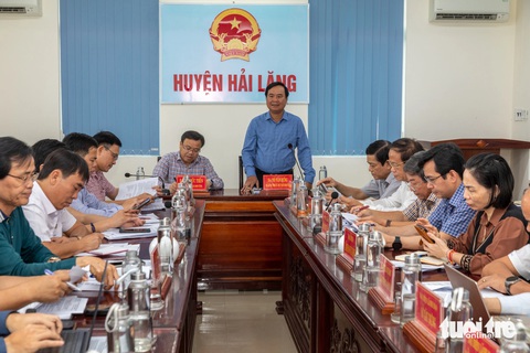 Bãi cát trắng ven biển sắp thành đại công trường cảng nước sâu 14.000 tỉ đồng- Ảnh 2. Ông Võ Văn Hưng (đứng) yêu cầu nhà đầu tư thi công ngay dự án - - Ảnh: HOÀNG TÁO