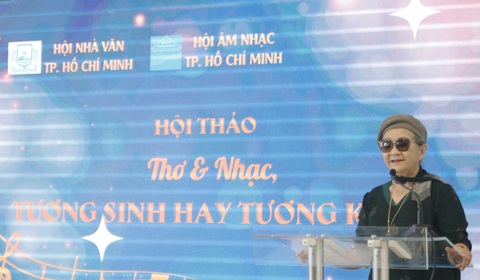 Thơ và nhạc giống như đôi tình nhân- Ảnh 1. Nhạc sĩ Trương Tuyết Mai chia sẻ trong buổi hội thảo - Ảnh: HỒ LAM