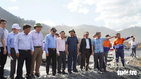 Năm 2024 Lào dự kiến xuất khẩu sang Việt Nam 11 triệu tấn than- Ảnh 2. Lãnh đạo tỉnh Quảng Trị thăm mỏ than Kaleum - Ảnh: LÊ TRƯỜNG