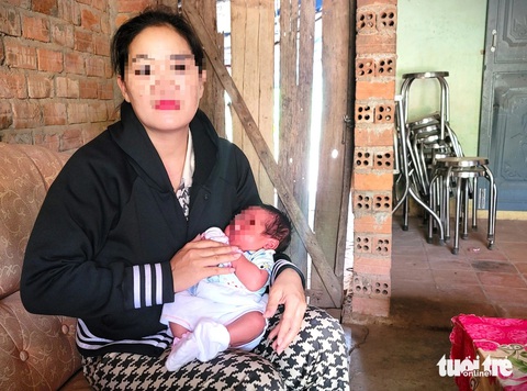 Chị Lê Thị Thanh Hồng đang chăm sóc đứa con vừa nhận lại sau khi bỏ rơi trước cổng chùa Hàm Long (huyện Đồng Xuân, tỉnh Phú Yên) - Ảnh: NGUYỄN HOÀNG Chị L.T.T.H. đang chăm sóc đứa con vừa nhận lại sau khi bỏ rơi trước cổng chùa Hàm Long (huyện Đồng Xuân, tỉnh Phú Yên) - Ảnh: NGUYỄN HOÀNG