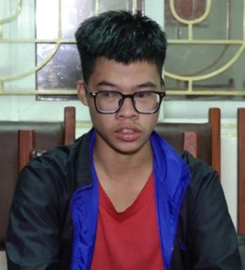 Tạm giữ hình sự tài xế nằm trên yên xe máy, tạt đầu ô tô ở đường cao tốc- Ảnh 2. Bùi Thái Sơn khi làm việc với công an - Ảnh: Công an cung cấp