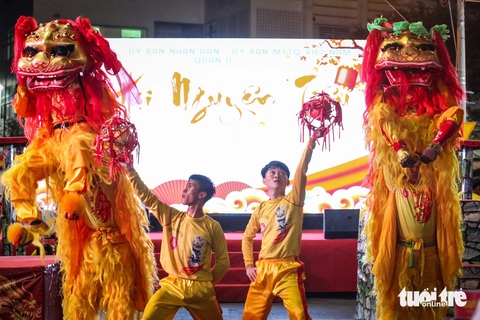 Múa lân sư rồng ở Lễ hội Nguyên tiêu quận 11 - Ảnh: PHƯƠNG QUYÊN Múa lân sư rồng ở lễ hội Nguyên tiêu quận 11 - Ảnh: PHƯƠNG QUYÊN
