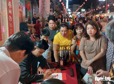 Gian hàng viết thư pháp tại Lễ hội Nguyên Tiêu quận 11- Ảnh: HOÀNG LÊ Gian hàng viết thư pháp tại lễ hội Nguyên tiêu quận 11 - Ảnh: HOÀNG LÊ