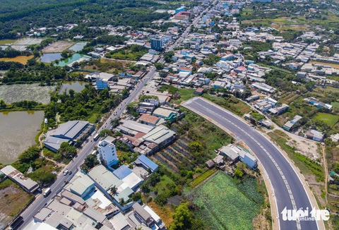 Đường song hành 6 làn đã thành hình, quốc lộ 50 về Long An sắp nhẹ gánh- Ảnh 9. Còn đối với đoạn mở rộng quốc lộ 50 hiện hữu, phần lớn mặt bằng đã được hộ dân ký biên bản bàn giao (còn 24 hộ thuộc xã Đa Phước chưa đồng ý bàn giao). Hiện nay, UBND huyện Bình chánh đang vận động các hộ dân tháo dỡ nhà để bàn giao - Ảnh: CHÂU TUẤN