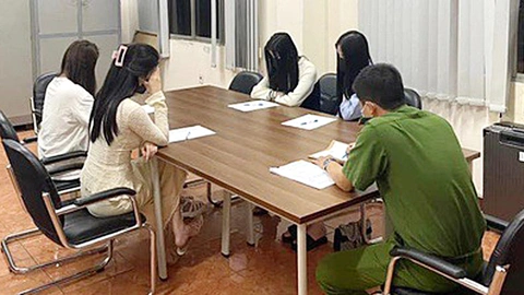 Đào nhậu - Những cô gái mua vui cuộc say- Ảnh 2. Các cô gái có hành vi bán dâm và môi giới bán dâm bị cơ quan công an điều tra, xử lý - Ảnh: BỘ CÔNG AN