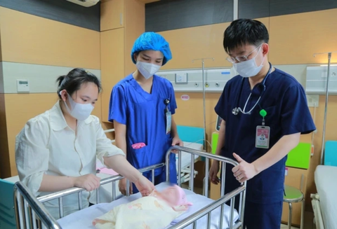 Bé gái phục hồi kỳ diệu sau 93 ngày chăm sóc tại Bệnh viện Sản nhi Phú Thọ - Ảnh: BVCC Bé gái phục hồi kỳ diệu sau 93 ngày chăm sóc tại Bệnh viện Sản nhi Phú Thọ - Ảnh: BVCC