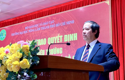 Bộ trưởng Bộ Giáo dục và Đào tạo: Hiệu trưởng đại học đã có nhiều quyền hơn- Ảnh 1. Bộ trưởng Bộ Giáo dục và Đào tạo Nguyễn Kim Sơn phát biểu tại lễ trao quyết định công nhận hiệu trưởng Trường đại học Nông Lâm TP.HCM chiều 23-2 - Ảnh: TRẦN HUỲNH