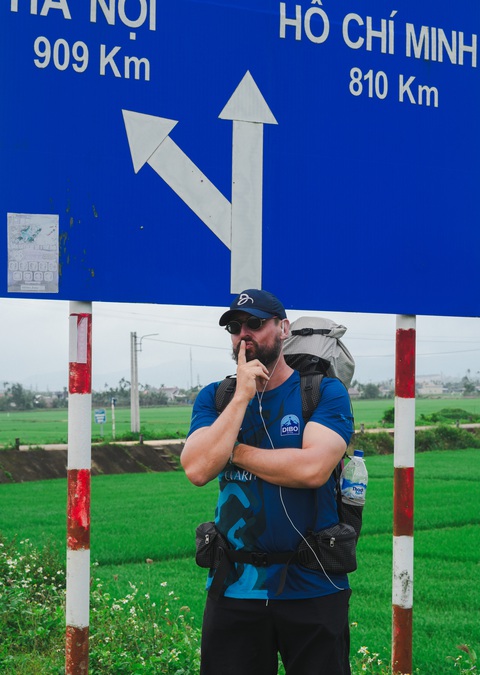Hành trình đi bộ gây quỹ giúp đỡ trẻ em của 2 chàng trai nước ngoài- Ảnh 2. Sean Down trên hành trình đi bộ gây quỹ Vietnam Charity Walk - Ảnh: NVCC
