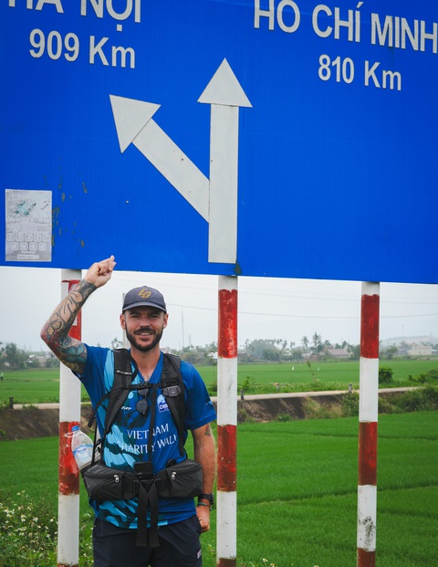 Hành trình đi bộ gây quỹ giúp đỡ trẻ em của 2 chàng trai nước ngoài- Ảnh 3. Jake Norris trên hành trình đi bộ gây quỹ Vietnam Charity Walk - Ảnh: NVCC