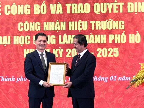 Bộ trưởng Bộ Giáo dục và Đào tạo: Hiệu trưởng đại học đã có nhiều quyền hơn- Ảnh 2. Bộ trưởng Bộ Giáo dục và Đào tạo trao quyết định công nhận hiệu trưởng Trường đại học Nông Lâm TP.HCM cho PGS.TS Nguyễn Tất Toàn - Ảnh: TRẦN HUỲNH