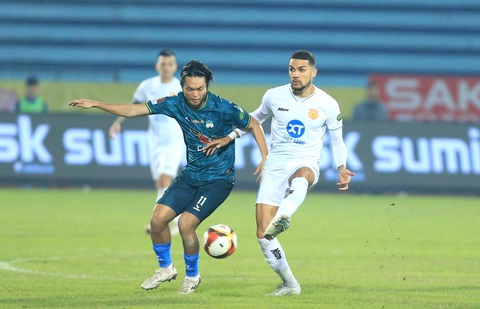 Vòng 10 V-League 2023-2024: Dậy sóng ở đáy bảng- Ảnh 2. Hoàng Anh Gia Lai (bìa trái) tìm cách thoát khỏi vị trí cuối bảng xếp hạng V-League - Ảnh: HAGL