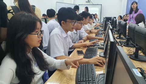 Trường áp đặt việc thi chứng chỉ tin học quốc tế, Sở Giáo dục và Đào tạo TP.HCM nói gì?- Ảnh 1. Học sinh TP.HCM trong giờ học môn tin học. Ảnh chỉ mang tính chất minh họa - Ảnh: GIA HUY