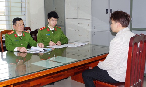 Bị khởi tố vì cho bạn nhậu mượn xe máy gây tai nạn chết người- Ảnh 1. Cơ quan công an lấy lời khai Dũng - Ảnh: H.SÂM