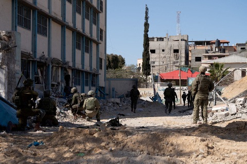 Tin tức thế giới 23-2: Mỹ trừng phạt lớn với Nga; Houthi bắn tên lửa tới Israel- Ảnh 2. Binh sĩ Israel tại Dải Gaza - Ảnh: REUTERS