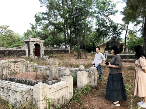 Bí ẩn vợ vua phải làm bánh bán dạo - Kỳ cuối: Đám tang lạ lùng của bà hoàng- Ảnh 3. Mộ bà Ân Phi hiện ở “đồi thông hai mộ”, phía sau là lăng mộ song thân của bà, Khánh Mỹ quận công Hồ Đắc Trung - Ảnh: THÁI LỘC