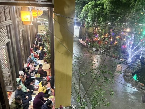 Lễ cầu an được tổ chức trong khuôn viên chùa - Ảnh: VÂN NGUYỄN Lễ cầu an được tổ chức trong khuôn viên chùa - Ảnh: VÂN NGUYỄN