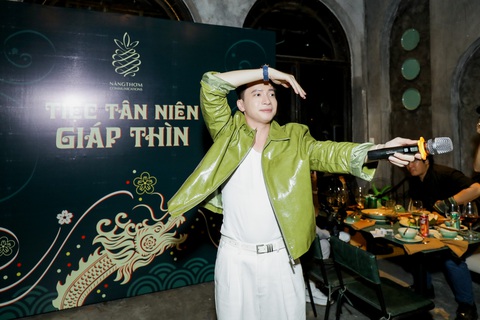 Khởi động năm mới, loạt ngôi sao đóng góp cho Tổ chức phẫu thuật Nụ Cười- Ảnh 1. Ca sĩ S.T Sơn Thạch hát tặng khách mời và gửi tặng chi phí cho hai ca phẫu thuật Nụ Cười
