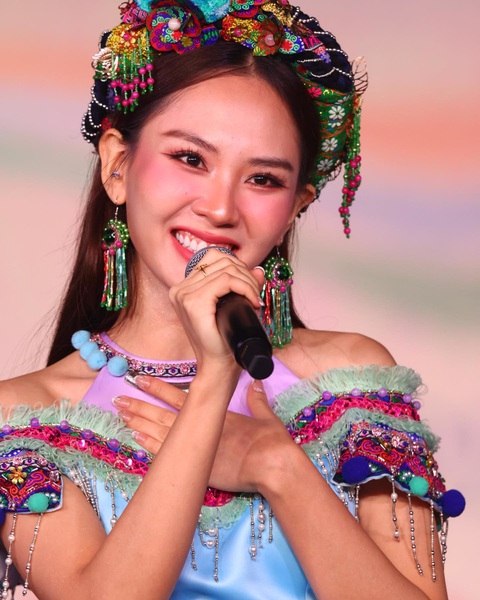 Mai Phương truyền bá điệu nhảy 'See tình' đến hội chị em Miss World- Ảnh 3. Mai Phương trong trang phục dân tộc tại lễ khai mạc Miss World vào 20-2
