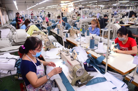 Có doanh nghiệp dệt may bị đứt gãy đơn hàng đến 2025- Ảnh 1. Công nhân làm việc tại Công ty TNHH Việt Thắng Jean, TP Thủ Đức, TP.HCM - Ảnh: QUANG ĐỊNH
