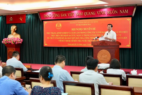 Hàng loạt nhà đất công tại TP.HCM bỏ trống do thiếu cơ chế cho thuê- Ảnh 1. Chủ tịch UBND TP.HCM Phan Văn Mãi phát biểu tại hội nghị - Ảnh: HỮU HẠNH