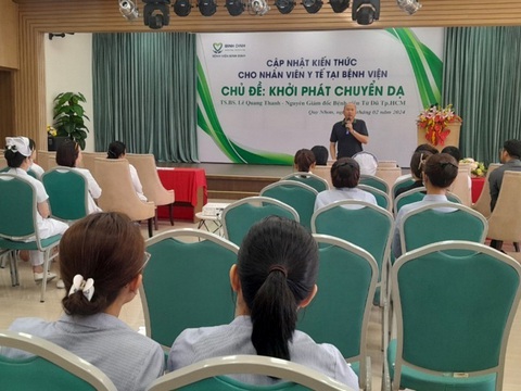 Chăm sóc sức khỏe cùng chuyên gia đầu ngành tại Bệnh viện Bình Định- Ảnh 1. Quang cảnh buổi cập nhật kiến thức cho nhân viên y tế- Ảnh: MINH DUYÊN