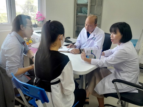 Chăm sóc sức khỏe cùng chuyên gia đầu ngành tại Bệnh viện Bình Định- Ảnh 2. TS.BS. Lê Quang Thanh thăm khám tại Bệnh viện Bình Định - Ảnh: MINH DUYÊN