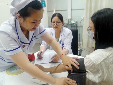 Chăm sóc sức khỏe cùng chuyên gia đầu ngành tại Bệnh viện Bình Định- Ảnh 3. Bác sĩ Bệnh viện Bình Định đang thăm khám - Ảnh: MINH DUYÊN