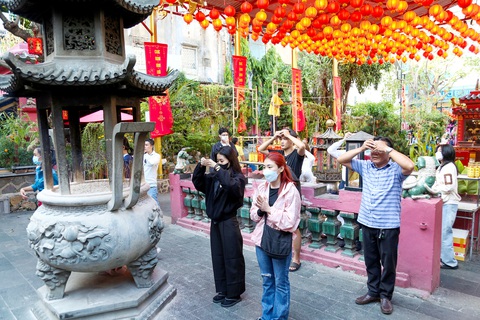 Đi chùa, lễ hội đừng nặng cầu xin- Ảnh 4. Người dân thắp hương, viếng chùa Ngọc Hoàng (TP.HCM) vào chiều 13 tháng giêng âm lịch - Ảnh: PHƯƠNG QUYÊN
