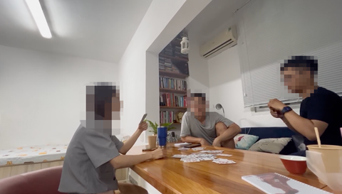 Hết Tết vẫn chưa dứt hẳn dư âm Tết và cơn ghiền 'đỏ đen'- Ảnh 1. Nhiều bạn trẻ ghiền đánh bài, đánh bài thâu đêm - Ảnh minh họa: YẾN TRINH