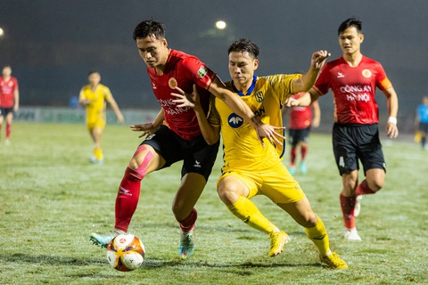 Trung vệ Bùi Hoàng Việt Anh giúp CLB Công An Hà Nội giành chiến thắng trên sân Vinh - Ảnh: XUÂN THỦY Trung vệ Bùi Hoàng Việt Anh giúp CLB Công An Hà Nội giành chiến thắng trên sân Vinh - Ảnh: XUÂN THỦY
