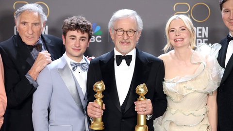 Khai quật quá khứ, nói ra để chữa lành- Ảnh 1. Steven Spielberg nhận hai Quả cầu vàng cho phim và cho đạo diễn