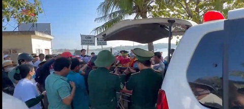 Tàu cá bị đâm chìm, 1 người chết, 2 ngư dân mất tích trên biển Quảng Ngãi- Ảnh 2. Thông tin ban đầu khai thác được, tàu cá bị một tàu khác tông chìm khi đang đánh bắt trên biển - Ảnh: T.D.