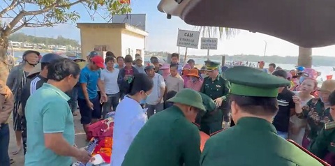 Tàu cá bị đâm chìm, 1 người chết, 2 ngư dân mất tích trên biển Quảng Ngãi- Ảnh 1. 7 ngư dân được cơ quan chức năng đưa đến bệnh viện cấp cứu - Ảnh: T.D.