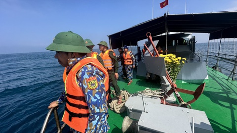 Công an vào cuộc vụ tàu hàng tông chìm tàu cá làm 1 người chết- Ảnh 4. Lực lượng chức năng đang tích cực tìm kiếm trên biển - Ảnh: V.T.