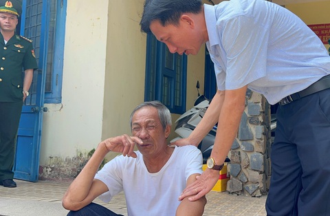 Công an vào cuộc vụ tàu hàng tông chìm tàu cá làm 1 người chết- Ảnh 2. Ông Phan Văn Ninh, cha ngư dân Phan Văn Thành, khóc nghẹn lúc chờ con đang mất tích ngoài biển - Ảnh: TRẦN MAI