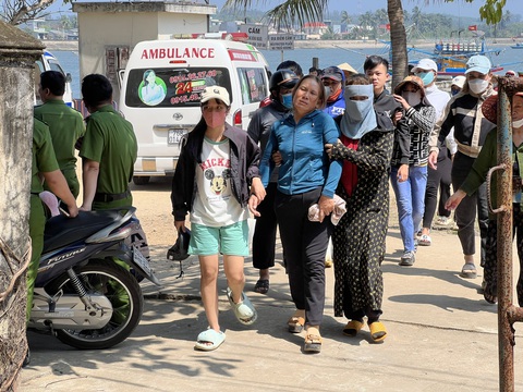 Công an vào cuộc vụ tàu hàng tông chìm tàu cá làm 1 người chết- Ảnh 1. Bà Nguyễn Thị Xuân Thu, vợ ngư dân Nguyễn Thành, đi không vững phải nhờ người khác đỡ - Ảnh: TRẦN MAI