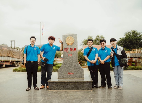 Những chàng trai, cô gái sẵn sàng lên đường tòng quân- Ảnh 7. Quan Chuẩn (phải) tham gia nhiều hoạt động phong trào tại TP.HCM trong vai trò là cộng tác viên tại Thành Đoàn TP.HCM - Ảnh: NVCC
