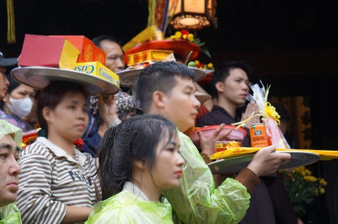Đi chùa, lễ hội đừng nặng cầu xin- Ảnh 1. Người dân đi lễ hội chùa Hương vào mùng 6 tháng giêng năm Giáp Thìn 2024 - Ảnh: T.ĐIỂU