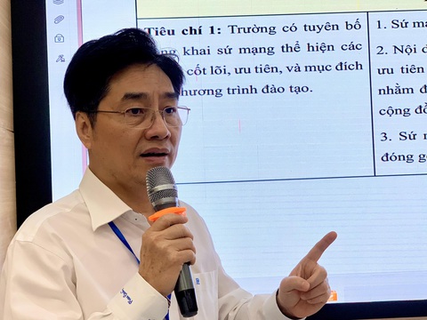 Nhiều tổ chức hợp sức để thế giới công nhận bằng bác sĩ y khoa của Việt Nam- Ảnh 1. GS Trần Diệp Tuấn điều phối cho hoạt động thảo luận góp ý xây dựng bộ tiêu chuẩn kiểm định chất lượng chương trình đào tạo bác sĩ y khoa, ngày 23-2 - Ảnh: TRẦN HUỲNH