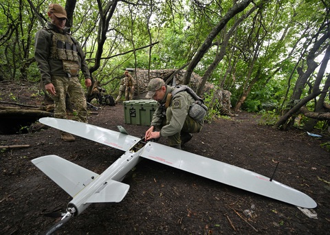 Quân nhân Ukraine thuộc đội trinh sát trên không của Lữ đoàn 45 vận hành UAV - Ảnh: AFP Quân nhân Ukraine thuộc đội trinh sát trên không của Lữ đoàn 45 vận hành UAV - Ảnh: AFP