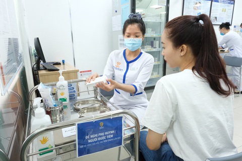 VNVC tiêm vaccine não mổ cầu thế hệ mới nhóm B cho người dân. Ảnh: Đ.H VNVC tiêm vắc xin não mô cầu thế hệ mới nhóm B cho người dân. Ảnh: Đ.H