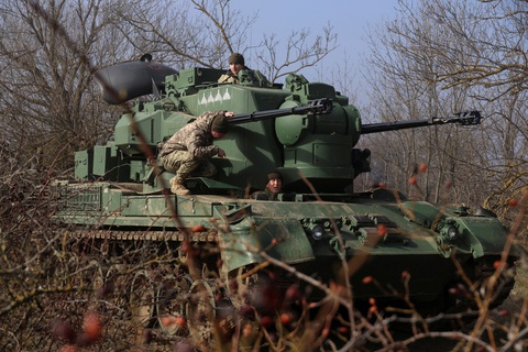 Binh sĩ Ukraine vận hành pháo phòng không tự hành Gepard ở Odessa, ngày 22-2 - Ảnh: REUTERS Binh sĩ Ukraine vận hành pháo phòng không tự hành Gepard ở Odessa ngày 22-2 - Ảnh: REUTERS