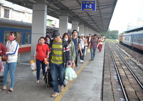 Đi tàu hỏa bây giờ sướng lắm- Ảnh 1. Khách xuống xe lửa tuyến Nha Trang - Sài Gòn - Ảnh: T.T.D.