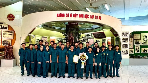 Minh Nhật (cầm hoa) được vinh dự đứng vào hàng ngũ Đảng - Ảnh: NVCC Minh Nhật (cầm hoa) được vinh dự đứng vào hàng ngũ Đảng - Ảnh: NVCC