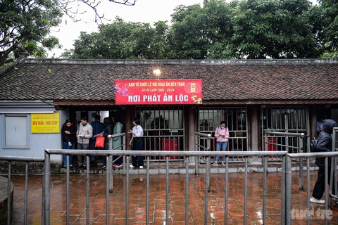 Khai ấn đền Trần: Sẵn sàng 30 vạn ấn, mưa lạnh nhưng dự báo rất đông- Ảnh 1. Công tác chuẩn bị Lễ hội khai ấn đền Trần xuân Giáp Thìn 2024 đã hoàn tất vào ngày 23-2 - Ảnh: NAM TRẦN