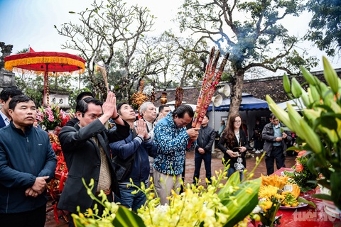 Khai ấn đền Trần: Sẵn sàng 30 vạn ấn, mưa lạnh nhưng dự báo rất đông- Ảnh 3. Lễ khai ấn đền Trần năm nay diễn ra đúng dịp cuối tuần, dự báo thu hút hàng vạn lượt du khách về dự hội - Ảnh: NAM TRẦN