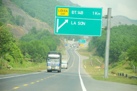 Độ nguy hiểm ở nút thắt cổ chai trên cao tốc Cam Lộ - La Sơn như thế nào?- Ảnh 5. Phía trước một nút thắt cổ chai ở km13