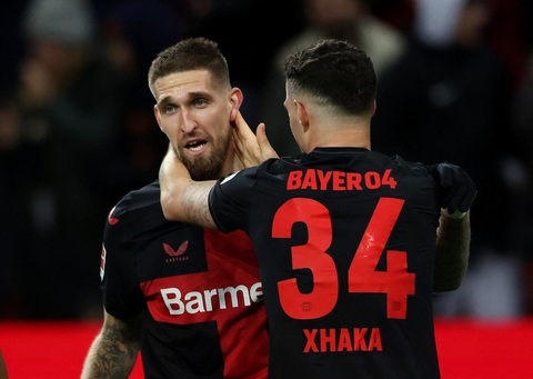 Tin tức thể thao sáng 24-2: Leverkusen bỏ xa Bayern Munich 11 điểm- Ảnh 1. Niềm vui của các cầu thủ Bayern Leverkusen sau khi ghi bàn vào lưới Mainz - Ảnh: REUTERS