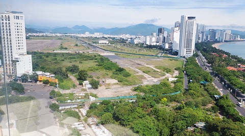 Phúc Sơn chưa nộp hơn 11.994 tỉ đồng liên quan đất sân bay Nha Trang- Ảnh 1. Toàn bộ khu đất sân bay Nha Trang cũ bên biển Nha Trang (Khánh Hòa) hiện nay có nhiều khu đất đã giao cho Công ty Phúc Sơn đang chờ kết quả điều tra, xử lý - Ảnh: PHAN SÔNG NGÂN
